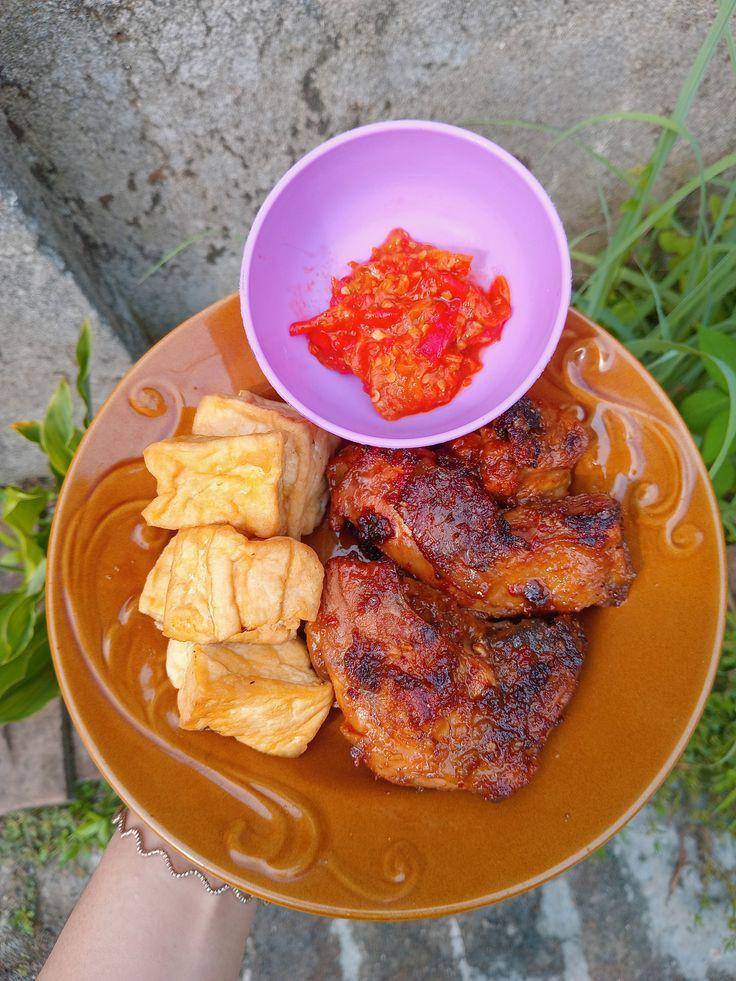 Ayam Bakar Bumbu Rujak (https://id.pinterest.com/divanovintika1/)
