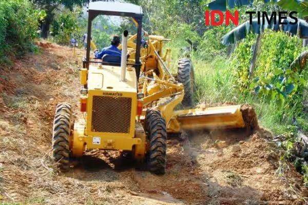 Ilustrasi pembangunan jalan tani. (IDN Times/Ervan)