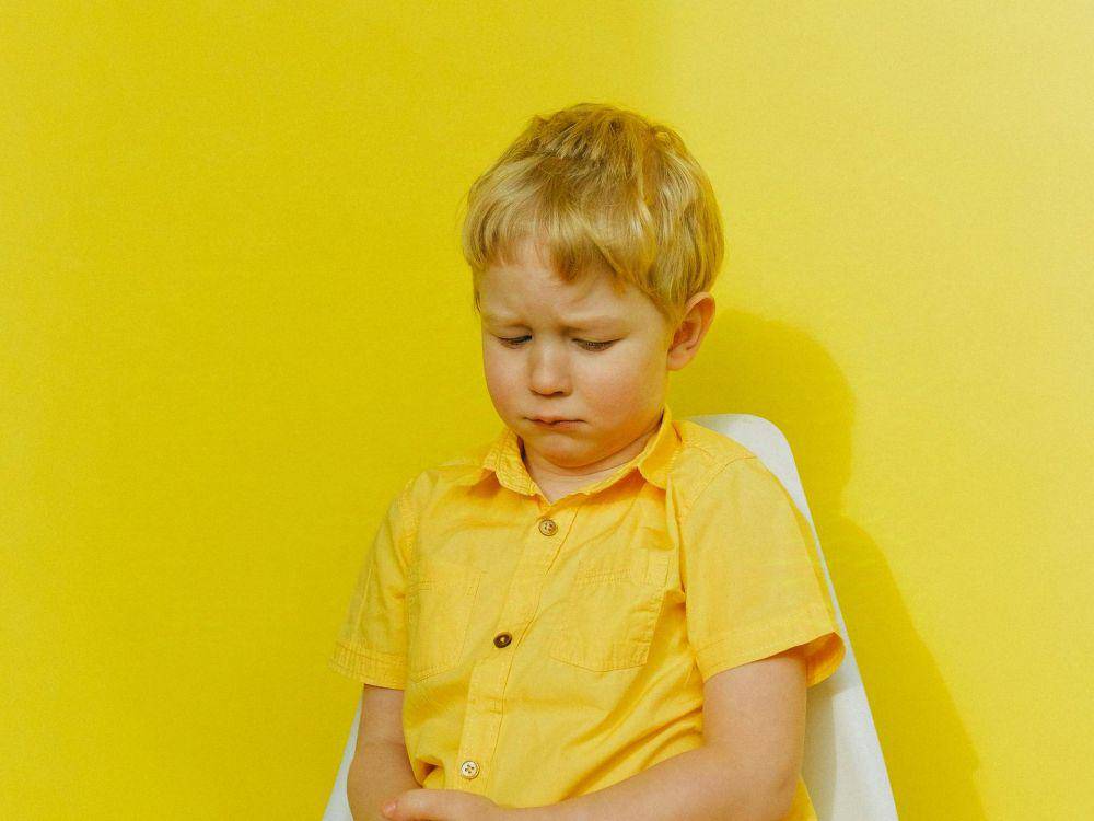 ilustrasi anak yang sedang bersedih (pexels.com/Anna Shvets)