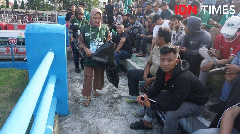 Aksi Bersih Indah di Stadion Baharoeddin Siregar Lubukpakam, markas PSMS saat bersua Persiraja 14 Desember 2024 (IDN Times/Doni Hermawan)
