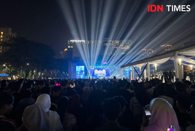 Sambut Tahun 2025, Warga Sumut Tumpah Ruah di Lapangan Benteng