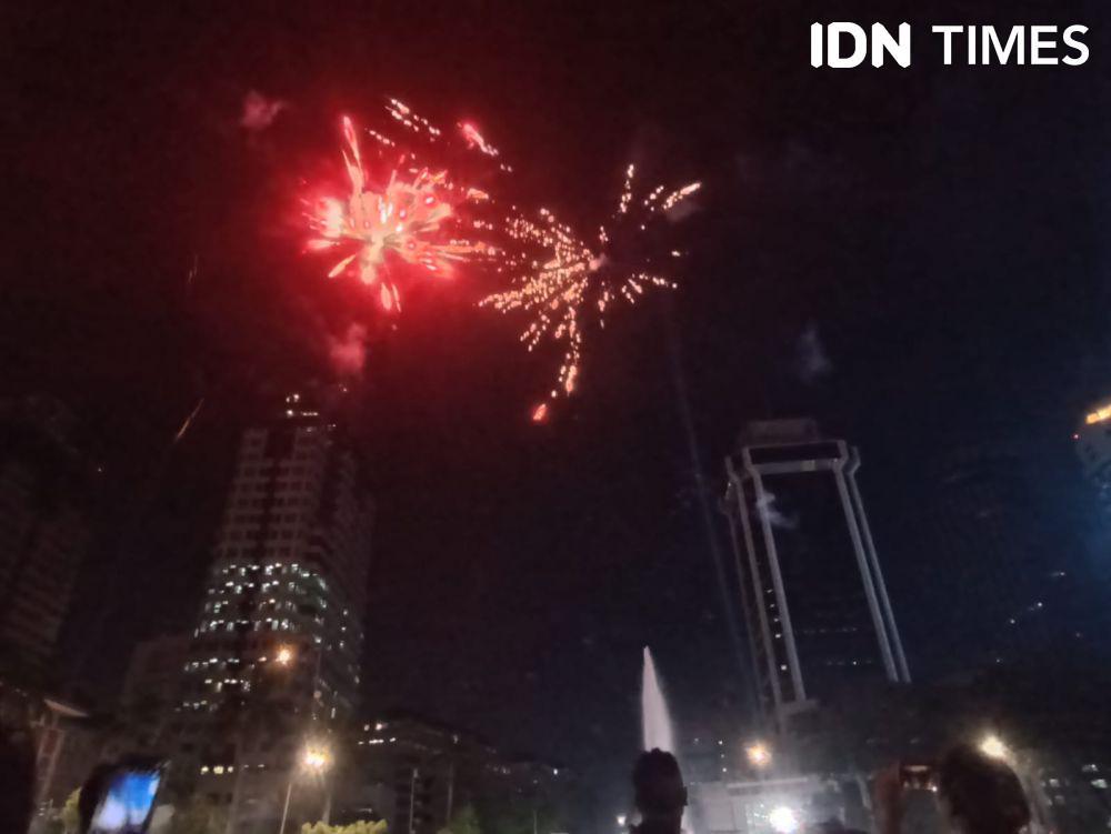 Pesta Kembang Api di Monas Sambut Tahun Baru 2025