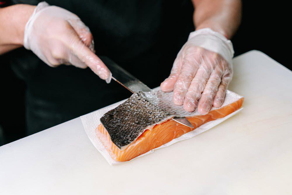 ilustrasi menyayat kulit salmon (pexels.com/Ivan Samkov)