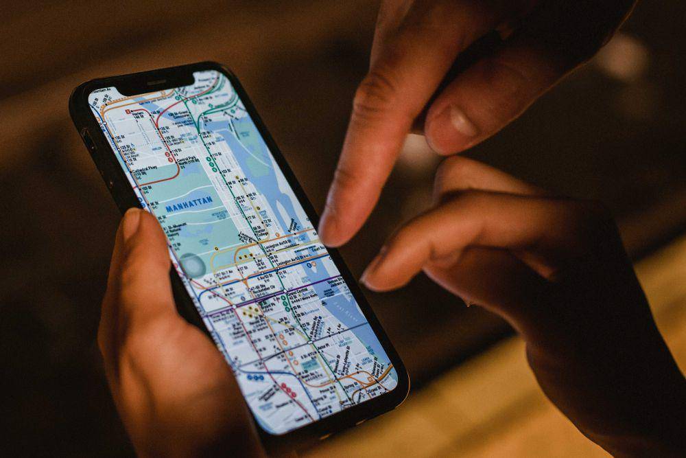 ilustrasi melihat kondisi jalan & pesan transportasi online (pexels.com/Samson Katt)