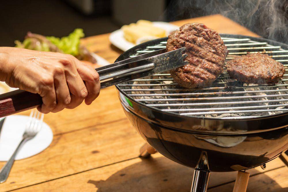 ilustrasi memanggang daging yang dilumuri saus barbeku