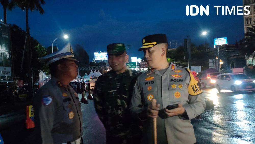 Kapolres Bogor, AKBP Rio Wahyu Anggoro, saat memantau kondisi lalu lintas di kawasan Puncak, Bogor, pada malam tahun baru, Selasa (31/12/2024). (IDN Times/Linna Susanti)