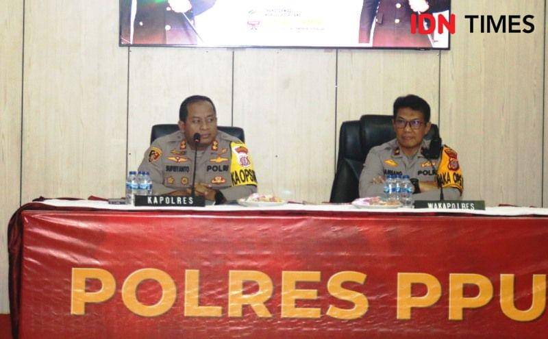 Kapolres PPU, AKBP Supriyanto  dan Wakapolres Kompol Bambang Hardiyanto, saat konferensi pers akhir tahun 2024 (IDN Times/Ervan)