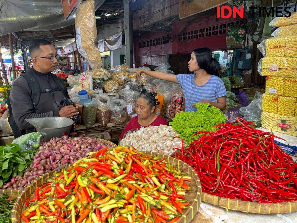 Pedagang cabai dan sayur di Pasar Karangayu Semarang. (IDN Times/Anggun Puspitoningrum)