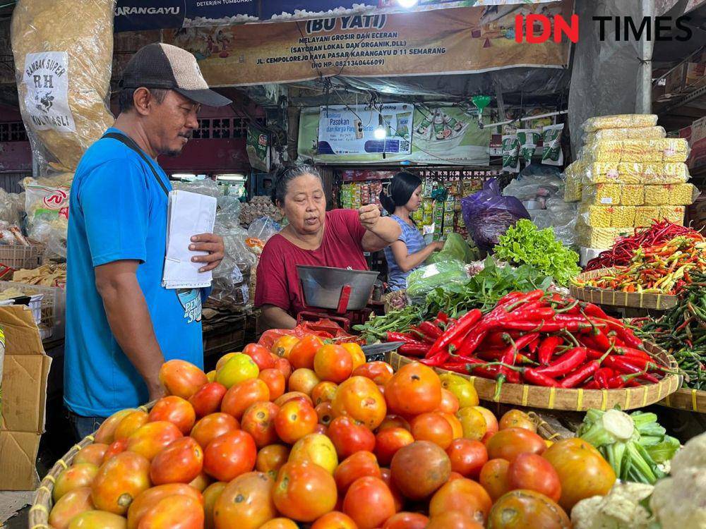 Pedagang cabai dan sayur di Pasar Karangayu Semarang. (IDN Times/Anggun Puspitoningrum)