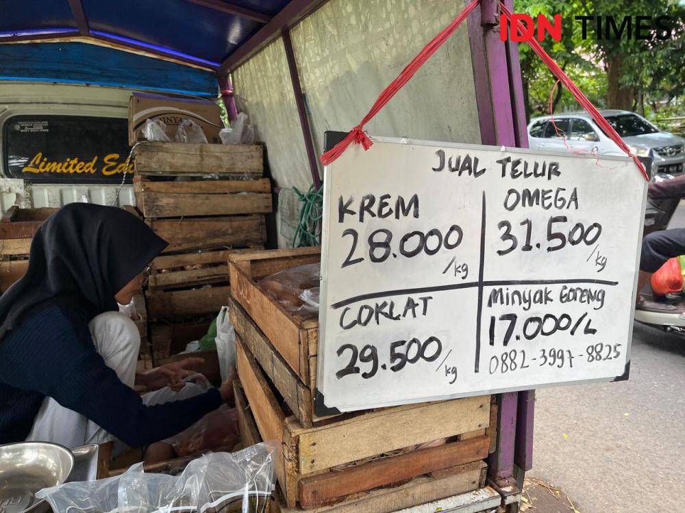 Pedagang telur ayam di Pasar Karangayu Semarang. (IDN Times/Anggun Puspitoningrum)