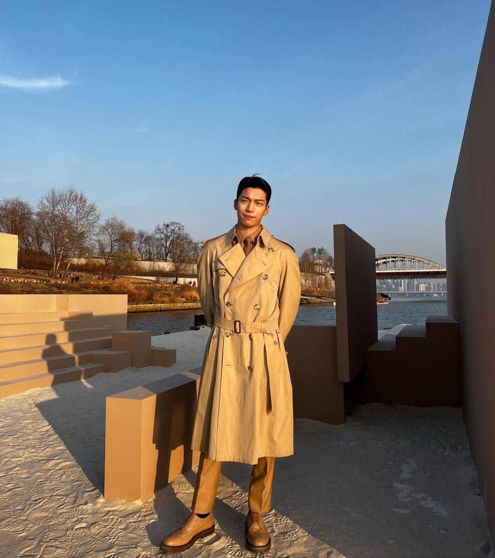 Outfit Nuansa Coklat ala Wi Ha Joon (Instagram.com/wi_wi_wi)