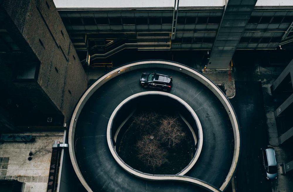 8 Tips Aman Mengemudi di Gedung Parkir Spiral untuk Pemula