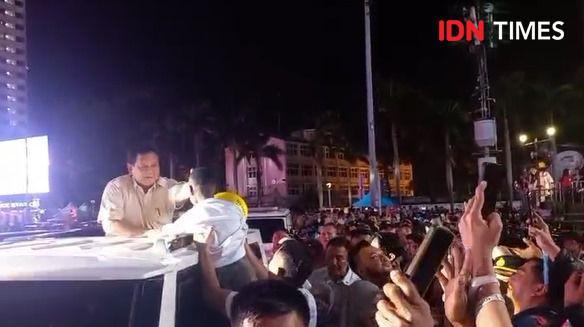 Sapa Warga di Bundaran HI, Prabowo Cium Bocah dan Bagi-bagi Amplop