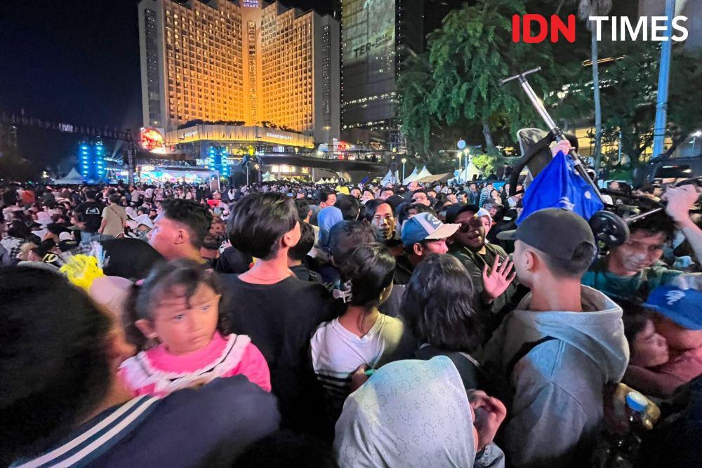 Suasana Bundaran HI saat perayaan Tahun Baru 2025 pada Selasa (31/12/2024). (IDN Times/Ridwan Aji Pitoko)