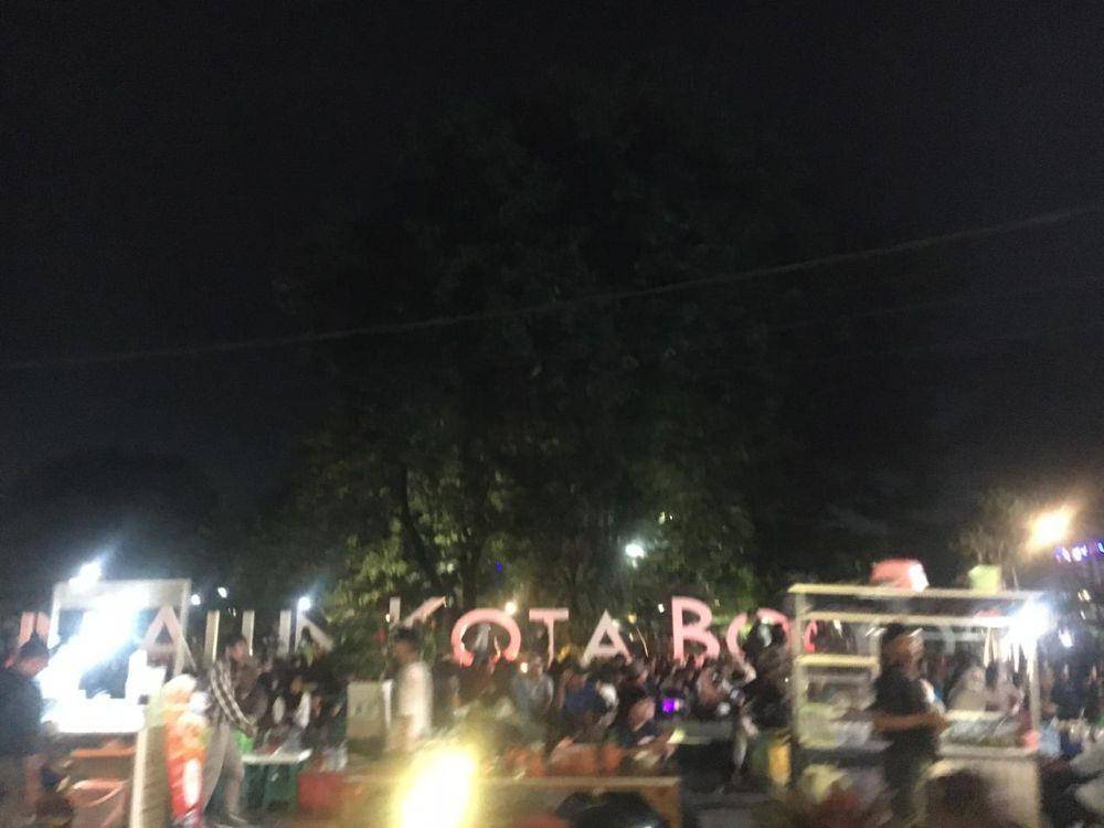 Alun-Alun Kota Bogor ramai pengunjung rayakan Tahun Baru 2025. (IDN Times/Linna Susanti)