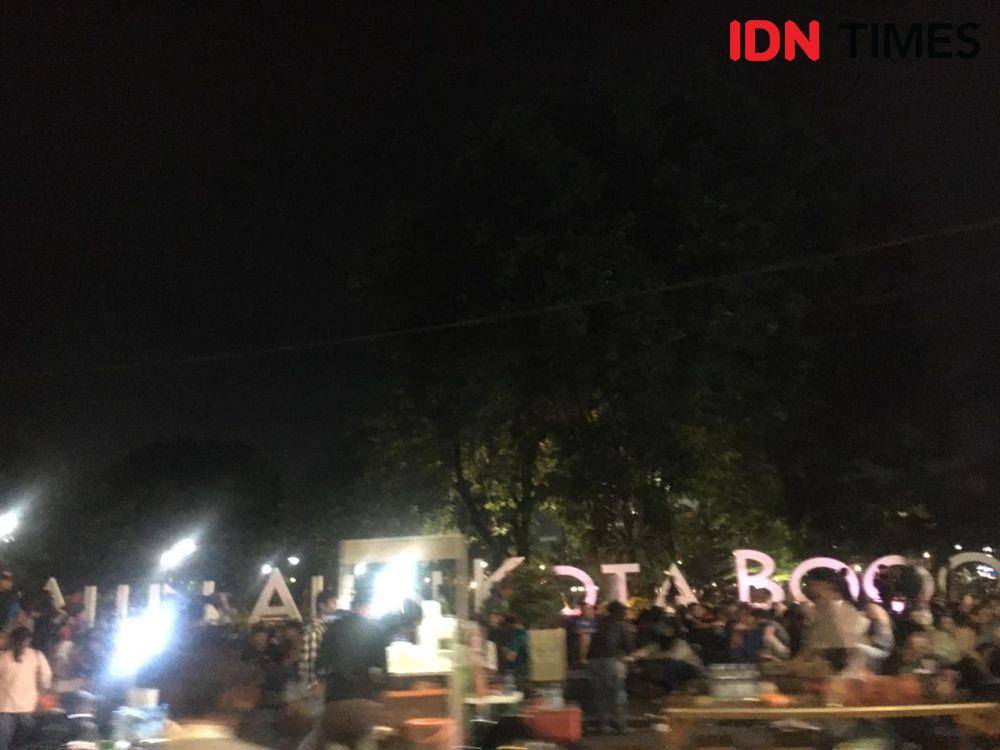 Alun-Alun Kota Bogor ramai pengunjung rayakan Tahun Baru 2025. (IDN Times/Linna Susanti)