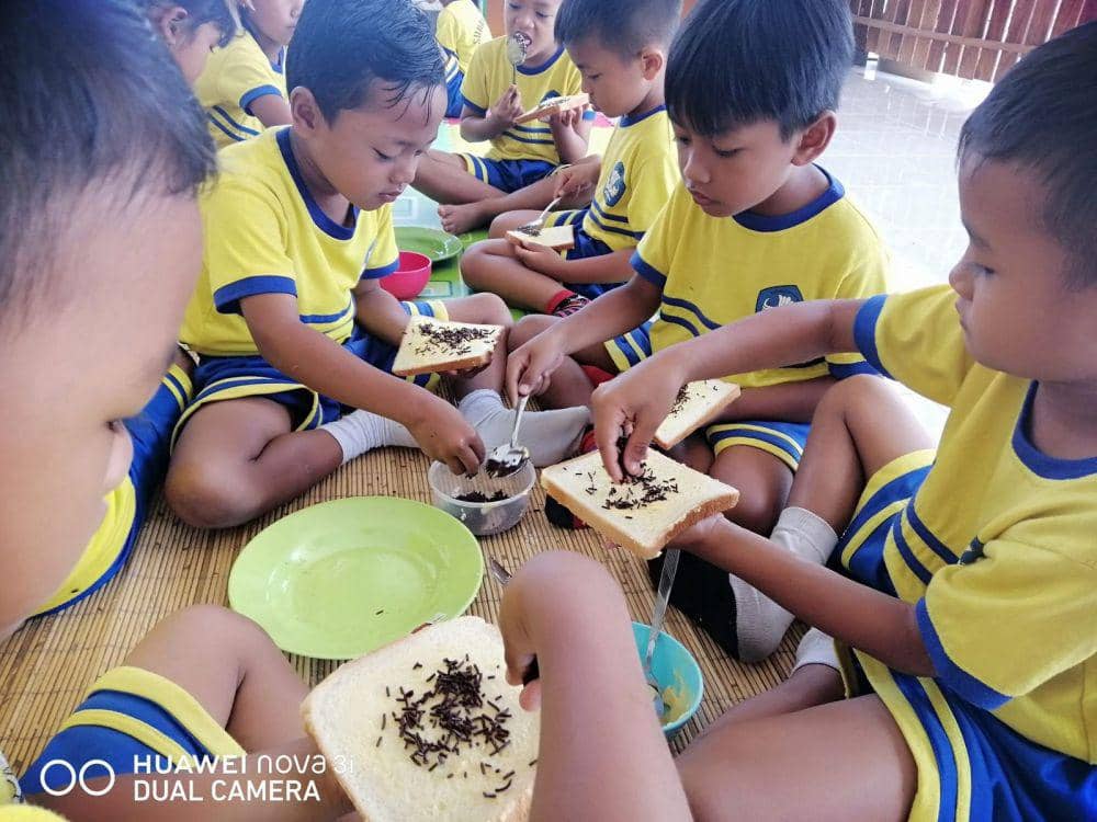Siswa di Subak Bali School sedang menyiapkan snack (Dok.IDN Times/Istimewa)