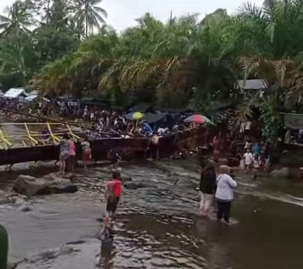 Padat Pengunjung, Jembatan Gantung Wisata Batu Pepeh Linggau Ambruk