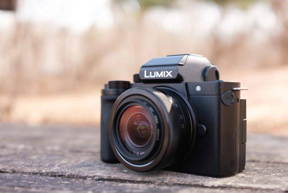 potret Panasonic Lumix G100 (panasonic.com)