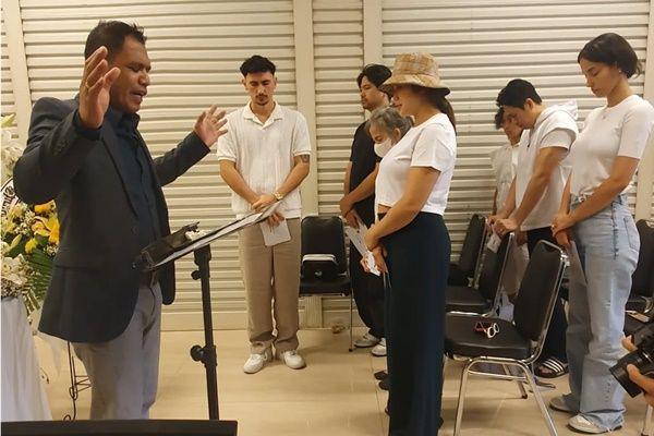 Momen Ibadah Pelepasan Mendiang Ayah Jessica Iskandar