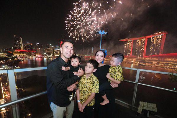 7 Potret Raffi dan Nagita Rayakan Tahun Baru 2025 di Singapura