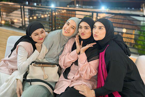 7 Potret Irish Bella Rayakan Tahun Baru 2025 di Rumah, Undang Sahabat