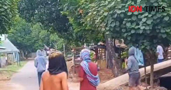 Tangkapan layar saat warga setempat terlibat saling serang pakai Sajam (Dok/Istimewa)