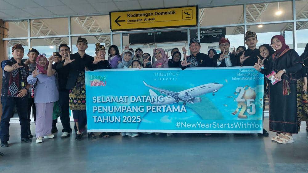 Penyambutan penumpang perdana tahun 2025 di Bandara Lombok, Rabu (1/1/2025). (dok. Bandara Lombok)