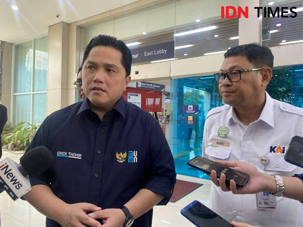 Menteri BUMN, Erick Thohir dan Direktur Pengembangan Usaha dan Kelembagaan PT Kereta Api Indonesia (Persero) atau KAI, Rudi As Aturridha meninjau Stasiun BNI City, Rabu (1/1/2025). (IDN Times/Vadhia Lidyana)