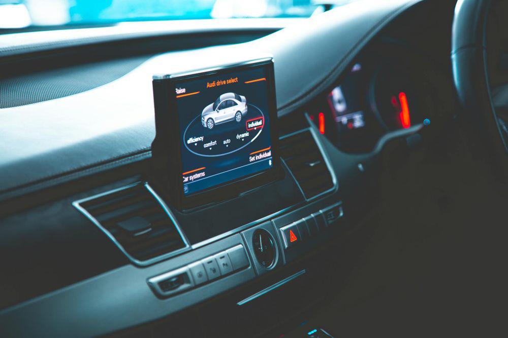 5 Tips Membersihkan Monitor Dasbor Mobil Tanpa Tergores