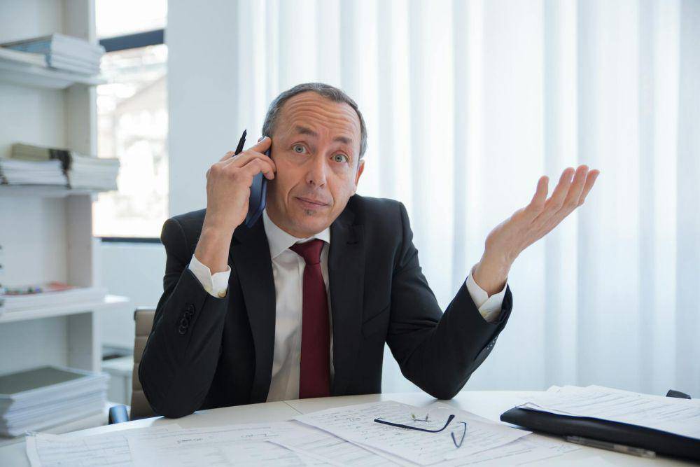 Foto pria memakai jas sedang berada di kantor. (pexels.com/KampusProduction)