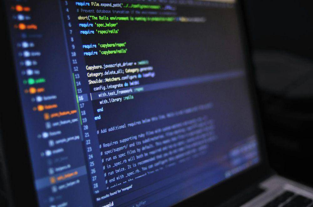 Foto layar laptop yang menampilkan bahasa pemrograman. (pexels.com/luis gomes)