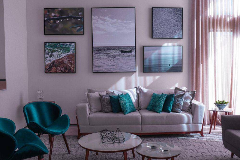 ilustrasi ruang tamu dengan sofa (pexels.com/OTAVIO FONSECA)