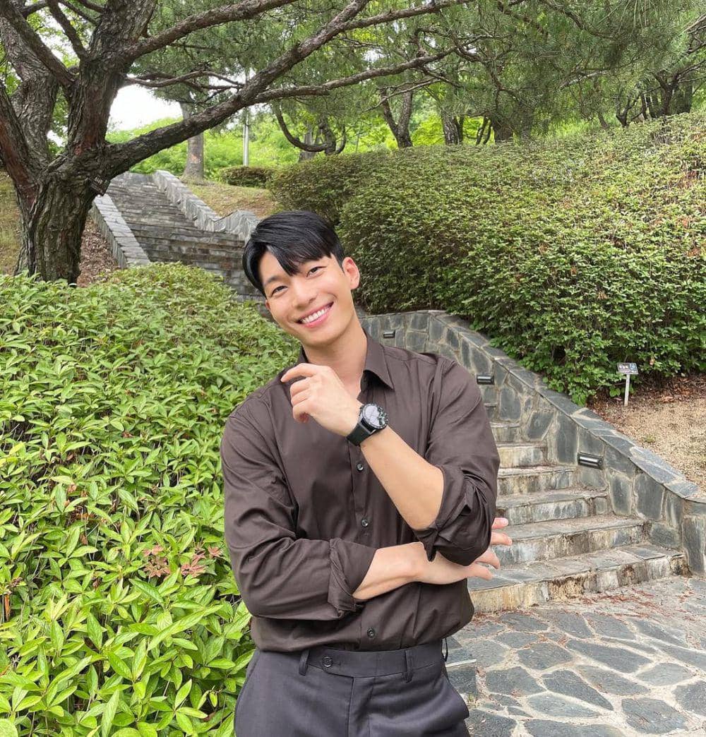 Ide outfit nuansa coklat ala Wi Ha Joon (Intagram.com/wi_wi_wi)