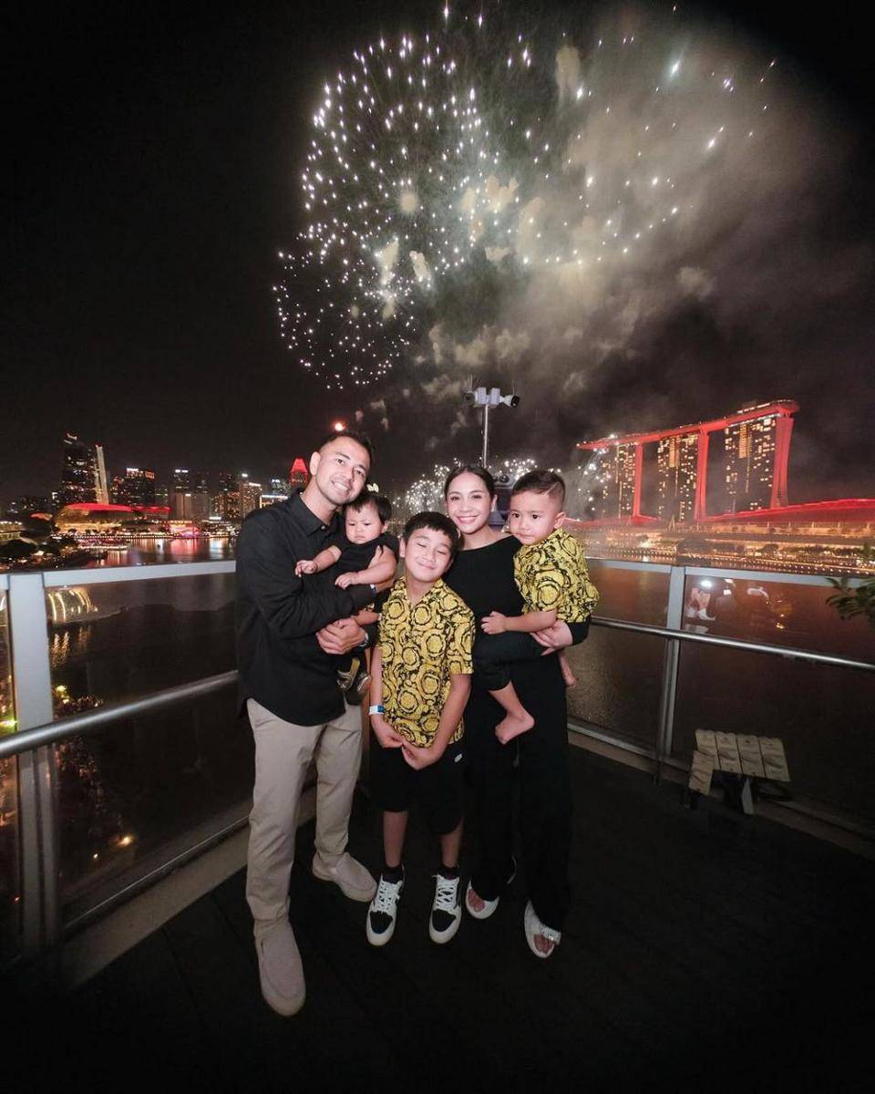 Gaya Seleb di Malam Tahun Baru 2025 (instagram.com/raffinagita1717)