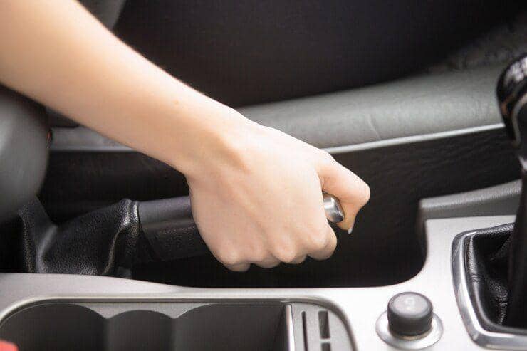 Jangan Menggeser Tuas Transmisi ke Posisi P sebelum Menarik Rem Tangan
