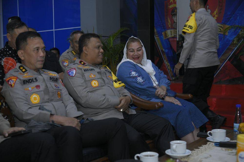 Wali Kota Semarang, Hevearita Gunaryanti Rahayu bersama dengan Forkopimda Kota Semarang melakukan pantauan di Simpanglima dan mengikuti rapat koordinasi pergantian tahun via daring bersama sejumlah menteri, kapolri, dan jajaran stakeholder, Selasa (31/12/2024) malam. (dok. Pemkot Semarang)
