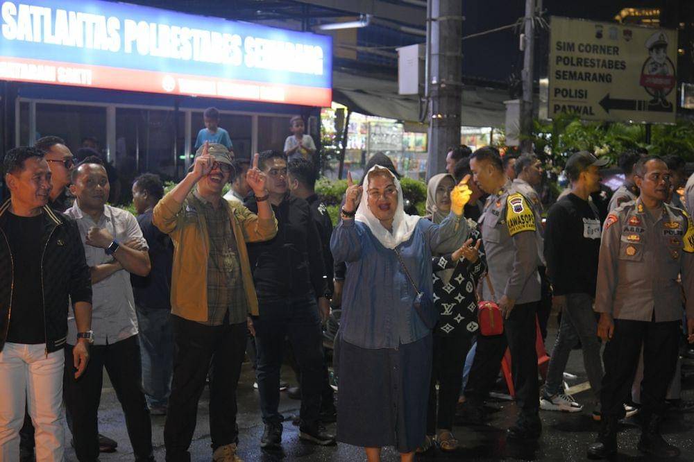 Wali Kota Semarang, Hevearita Gunaryanti Rahayu bersama dengan Forkopimda Kota Semarang melakukan pantauan di Simpanglima dan mengikuti rapat koordinasi pergantian tahun via daring bersama sejumlah menteri, kapolri, dan jajaran stakeholder, Selasa (31/12/2024) malam. (dok. Pemkot Semarang)