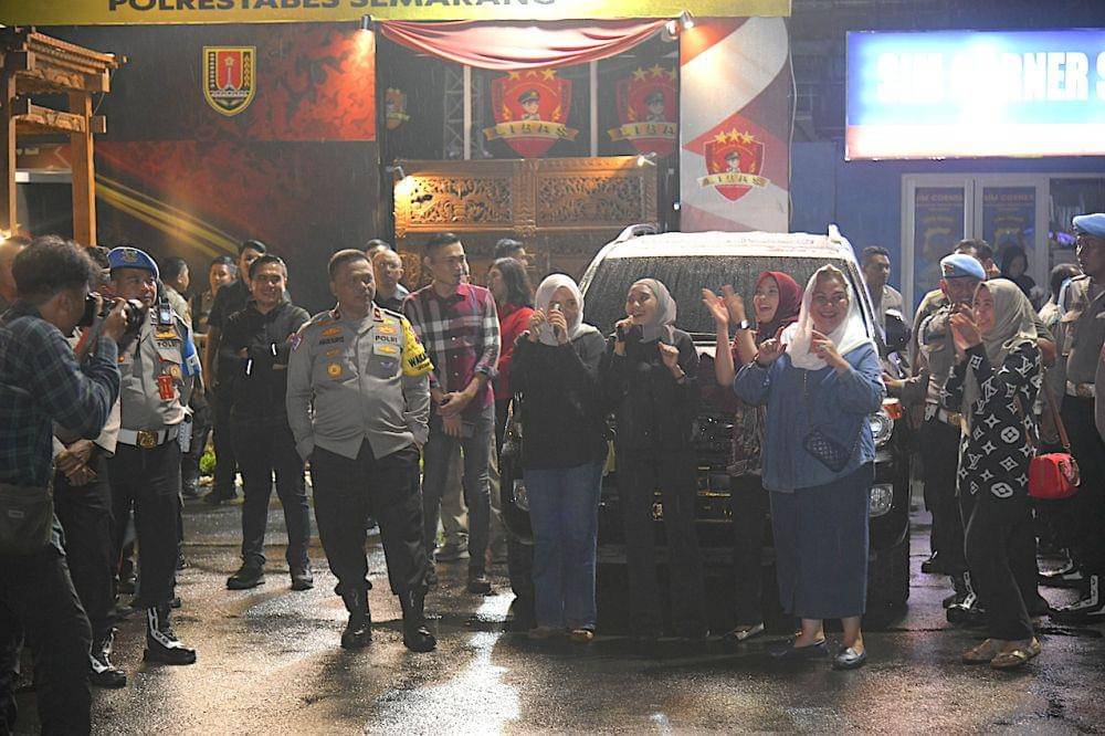 Wali Kota Semarang, Hevearita Gunaryanti Rahayu bersama dengan Forkopimda Kota Semarang melakukan pantauan di Simpanglima dan mengikuti rapat koordinasi pergantian tahun via daring bersama sejumlah menteri, kapolri, dan jajaran stakeholder, Selasa (31/12/2024) malam. (dok. Pemkot Semarang)