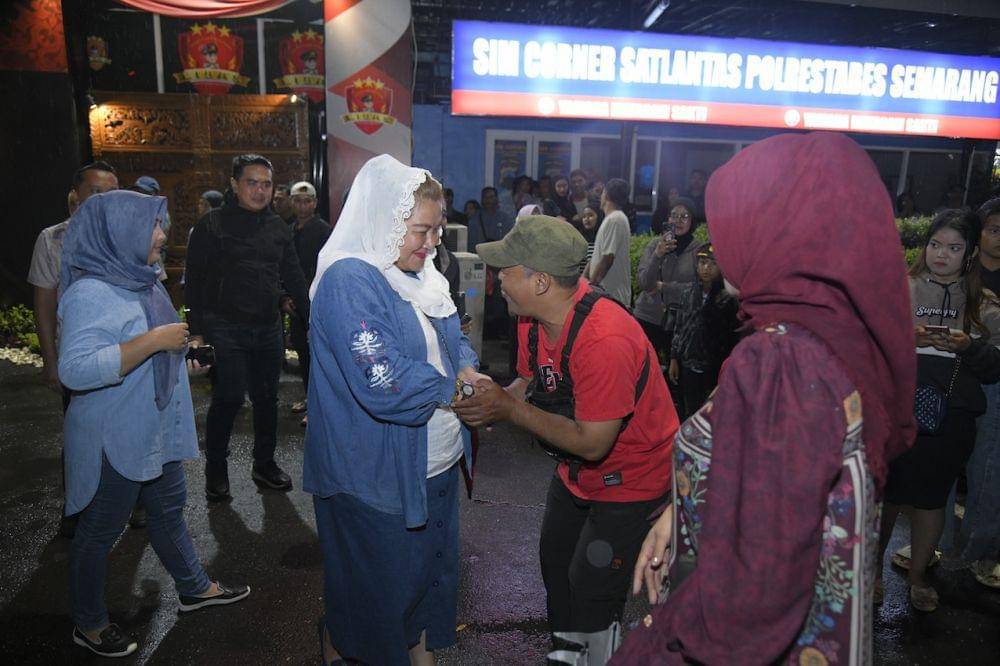 Wali Kota Semarang, Hevearita Gunaryanti Rahayu bersama dengan Forkopimda Kota Semarang melakukan pantauan di Simpanglima dan mengikuti rapat koordinasi pergantian tahun via daring bersama sejumlah menteri, kapolri, dan jajaran stakeholder, Selasa (31/12/2024) malam. (dok. Pemkot Semarang)