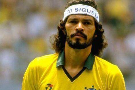 Foto Socrates, salah satu pemain sepak bola terkenal yang memiliki gelar akademis Ph.D. (Pinterest/Michael H)