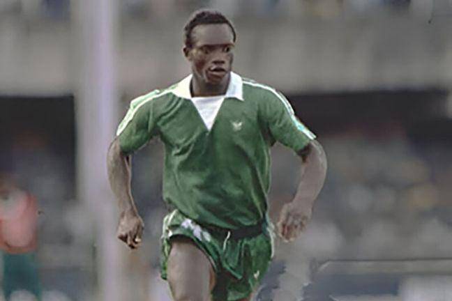 Foto Felix Owolabi, salah satu pemain sepak bola terkenal yang memiliki gelar akademis Ph.D. (sportsvillagesquare.com)