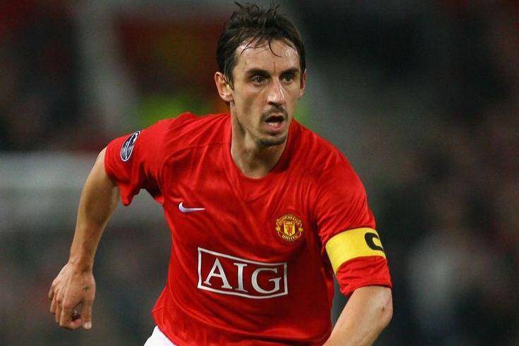 Foto Gary Neville, salah satu pemain sepak bola terkenal yang memiliki gelar akademis Ph.D. (Pinterest/RHUKPT)