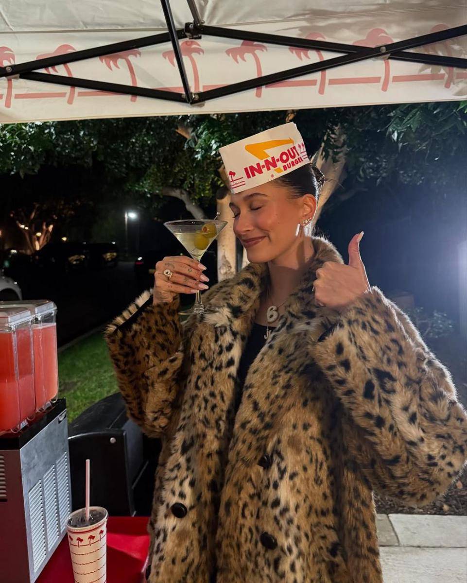 potret artis Hollywood sambut tahun baru 2025 (instagram.com/haileybieber)