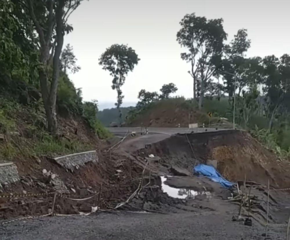 Belum Sebulan Diperbaiki, JLS Sumberoto Malang Longsor Lagi
