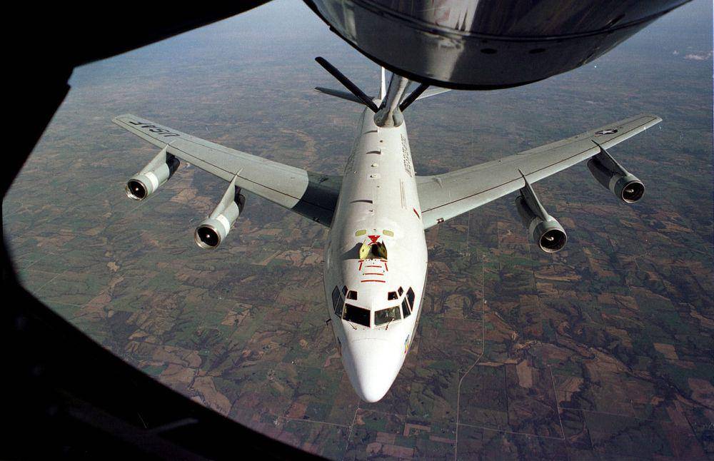 pesawat WC-135 Constant Phoenix yang sedang melakukan pengisian bahan bakar di udara dari sebuah pesawat tanker (commons.wikimedia.org/USAF)