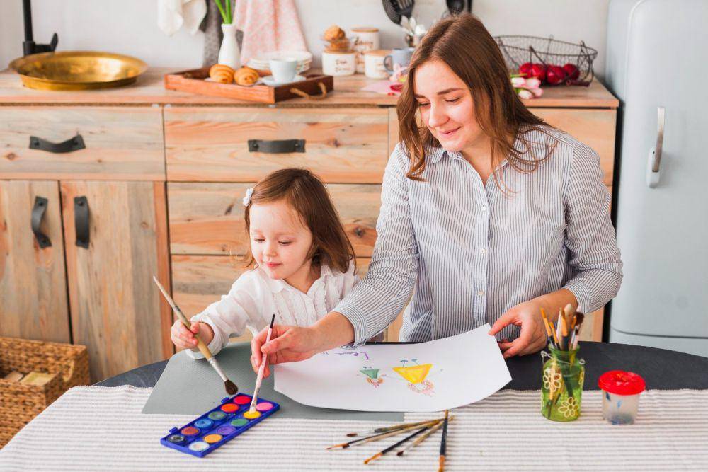 Ilustrasi anak dan ibu melukis bersama (freepik.com/freepik)
