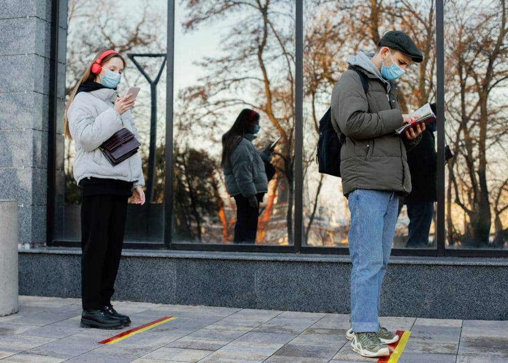 Ilustrasi orang sedang mengantri (freepik.com/freepik)