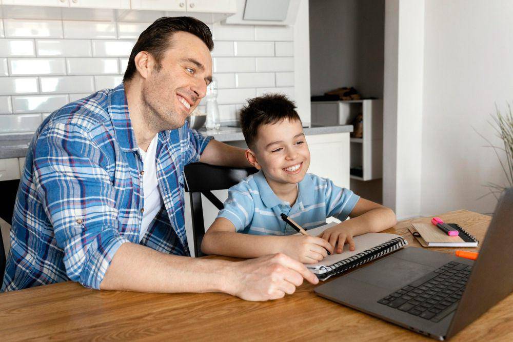 Ilustrasi anak dan ayah belajar dengan laptop (freepik.com/freepik)