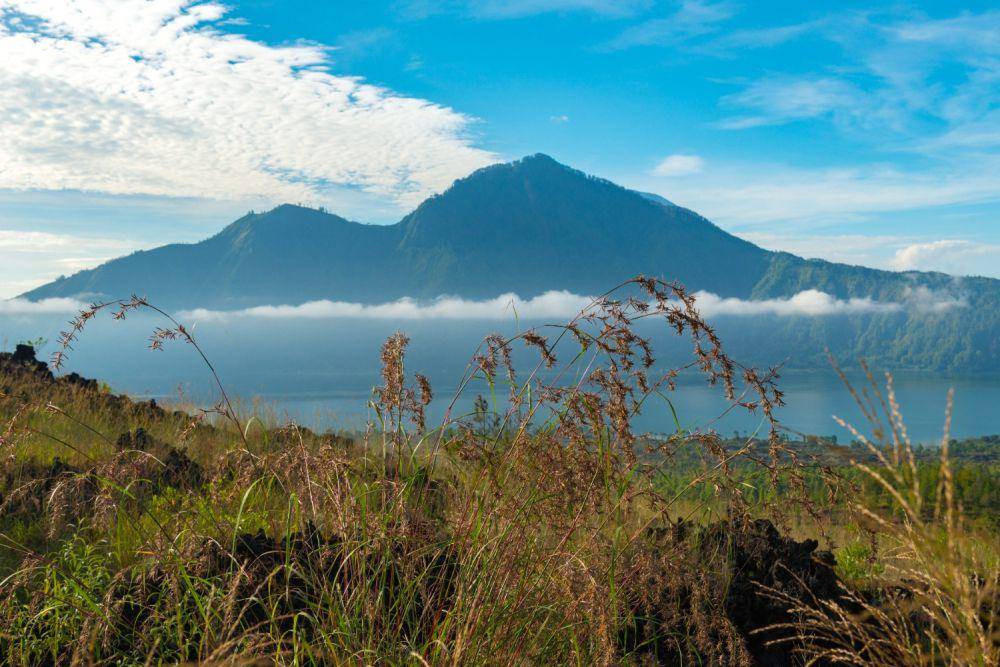 Ilustrasi gunung Agung (freepik.com/nikitabuida)